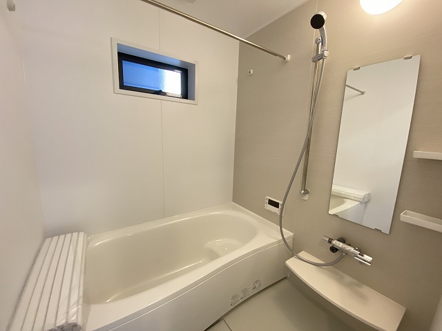 ＼同仕様写真／足を伸ばしてゆったり入浴していただける浴室です。鏡が横型なので、室内を広々と見せてくれます。浴室暖房乾燥機搭載なので入浴後サッと乾燥させることが出来ます