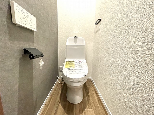 ＼当社施工例／トイレは温水洗浄付き便器です。壁紙の色、窓の配置等、一邸一邸のこだわりをぜひ現地でご覧ください。