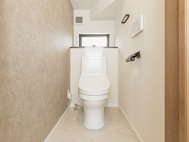 トイレは温水洗浄付き便器です。壁紙の色、窓の配置等、一邸一邸のこだわりをぜひ現地でご覧ください。