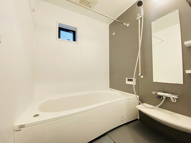 足を伸ばしてゆったりくつろげる浴室は横型ミラーで広々と感じることができます。浴室暖房乾燥搭載で使用後にサッと乾燥させることができますよ