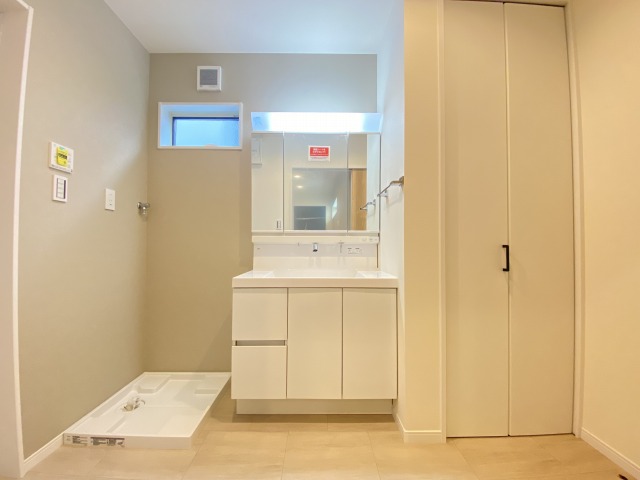 【２号棟・同仕様写真】トイレは温水洗浄付き便器です。壁紙の色、窓の配置等、一邸一邸のこだわりをぜひ現地でご覧ください。